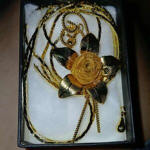 Elegant Gold Flower Pendant Necklace